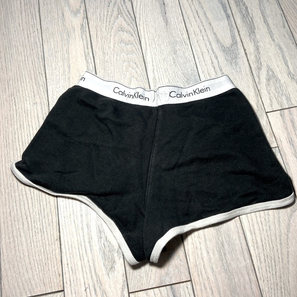 Calvin Klein shorts - Picture 2 of 3